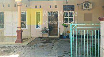 Gambar 1 Rumah dengan halaman luas br