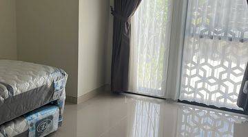 kamar tidur rumah view kolam renang safira
