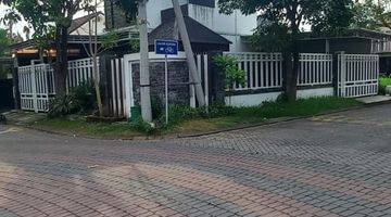 tampak depan dijual rumah 2 lantai pojok