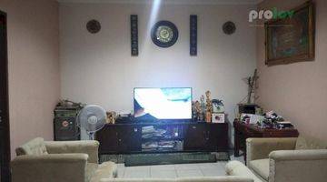ruang keluarga jual rumah 2 lantai di