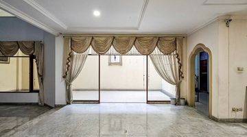 Gambar 3 RUMAH CLASSIC STYLE DALAM KOMPLEK LEBAK BULUS, JAKARTA SELATAN