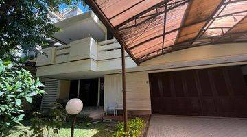 tampak depan rumah di jual dkt taman