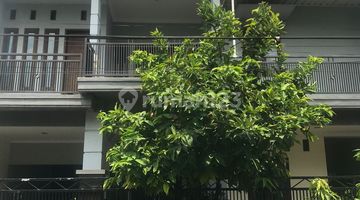 tampak depan rumah bagus 2 lantai pusat
