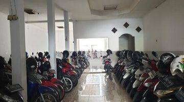 Gambar 2 Kantin Dan Parkiran Motor Selangkah Dari Stasiun Bekasi 