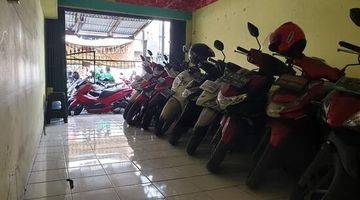 Gambar 1 Kantin Dan Parkiran Motor Selangkah Dari Stasiun Bekasi 