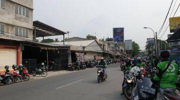 Gambar 4 Kantin Dan Parkiran Motor Selangkah Dari Stasiun Bekasi 