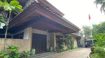 Gambar 1 Disewakan Rumah Interior Classic Full Furnish 3 Lantai, Private Pool 