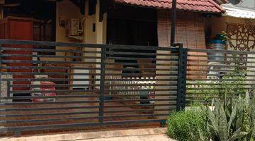 tampak depan rumah lama di jalan camar