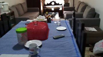 ruang makan rumah lama di jalan camar