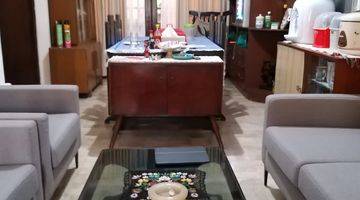 ruang keluarga rumah lama di jalan camar