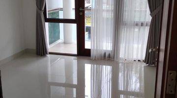 Gambar 4 Rumah Sewa 2 Lantai Bagus Di Emerald Bintaro Semi Furnished