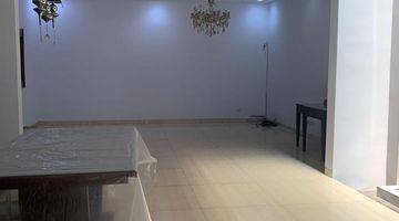 Gambar 4 Rumah 2 Lantai Semi Furnished SHM di Singgasana Pradana, Bandung