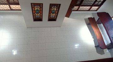 Gambar 5 A 2 Storey, 3 Bedroom, Compound House Located In Cilandak, Jakarta With A Shared Pool And A Yard.