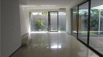 Gambar 4 A 2 storey, 4 bedroom, stand alone house located in Pondok Indah, Jakarta with 4 bathrooms, a pool and a yard.