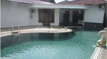 Gambar 2 A 1 storey, 4 bedroom, stand alone house located in Cilandak, Jakarta with 4 bathrooms, a pool and a yard