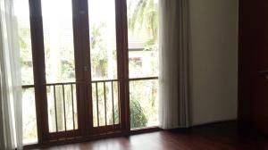 Gambar 5 A 2 storey, 5 bedroom, compound house located in Cilandak, Jakarta with 4+1 bathrooms, a pool and a yard.