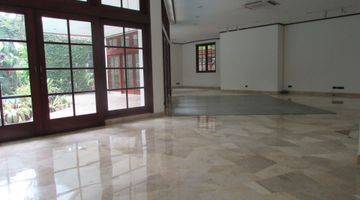 Gambar 4 A 2 storey, 4 bedroom, stand alone house located in Kebayoran Baru, Jakarta with 3 bathrooms, a pool and a yard.