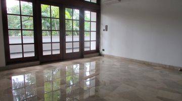 Gambar 5 A 2 storey, 4 bedroom, stand alone house located in Kebayoran Baru, Jakarta with 3 bathrooms, a pool and a yard.