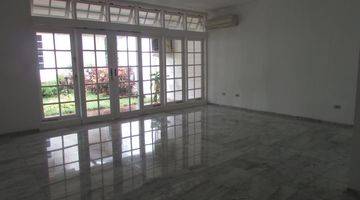 Gambar 3 A 1 storey, 5 bedroom, stand alone house located in Kuningan, Jakarta with 4 bathrooms, a pool and a yard.