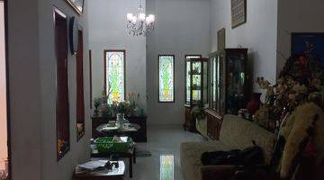 Gambar 4 A 2 Storey, 3 Bedroom, Compound House Located In Cilandak, Jakarta With A Shared Pool And A Yard.