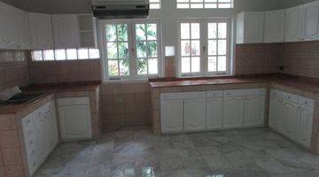 Gambar 4 A 1 storey, 5 bedroom, stand alone house located in Kuningan, Jakarta with 4 bathrooms, a pool and a yard.