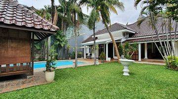 Gambar 1 Beautiful House with Big Garden at Kemang Area