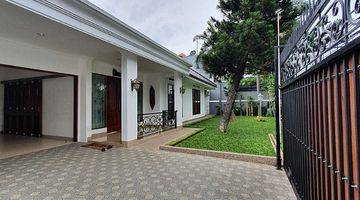 Gambar 4 Beautiful House with Big Garden at Kemang Area