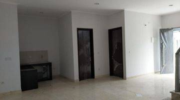 Gambar 4 Investasi Properti, Dijual Rumah 2 Lantai Unfurnished Di Golf Island Pik