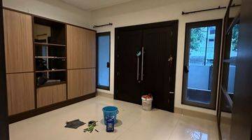 Gambar 5 Rumah 2,5 lantai minimalis modern siap huni di PIK