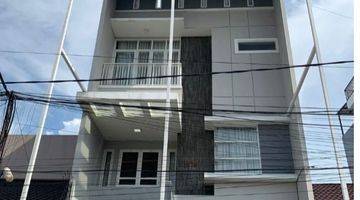 Gambar 1 J1582-CBL5 rumah 3,5 lantai furnish hadap Utara carport 2 mbl jalan 2 mbl lega taman ratu