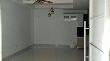 Gambar 4 Jual Cepat Rumah 2 1/2  Lantai Shm Lokasi Perumahan Green Court 