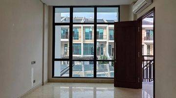 Gambar 5 DIJUAL TOWNHOUSE PONDOK INDAH TIPE ULTIMATE - JAKARTA SELATAN  Lokasi strategis Akses mudah Jalan Depan Lebar Lingkungan Tenang, nyaman, Asri Bebas banjir