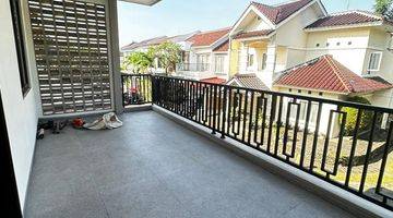 Gambar 3 Rumah Hook Depan Taman di Bintaro 