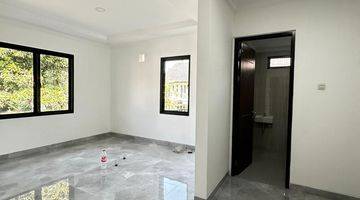 Gambar 4 Rumah Hook Depan Taman di Bintaro 