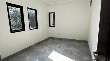 Gambar 5 Rumah Hook Depan Taman di Bintaro 