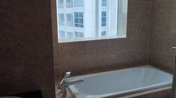 Gambar 3 Apartemen Grand Sungkono Lagoon Yang Dilengkapi Private Bathtub Dengan View Kota Dan Private Lift