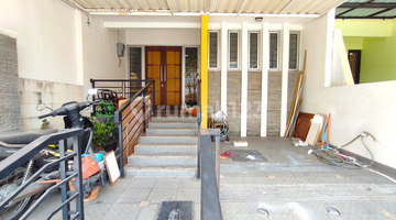 tampak depan rumah minimalis 3 lantai semi