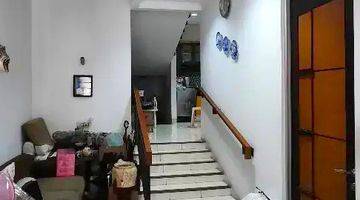 ruang tamu rumah minimalis 3 lantai semi