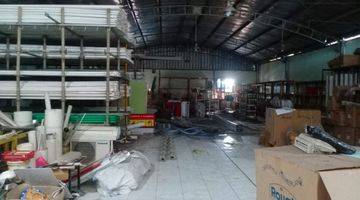 Gambar 3 Supermarket Bangunan Karawang 