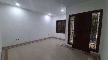 Gambar 4 Disewa Rumah Baru Renov Cocok Tuk Kantor ruang Usaha di Tanjung Duren Utara, Lt 152m2, 2 Lantai, Kawasan Ramai Dekat Taman, Jakarta Barat