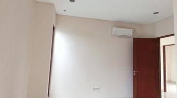 Gambar 3 Rumah 3 Lantai SHM di Town House Lebak Bulus, Jakarta Selatan. Han