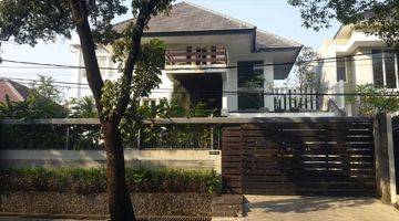 Gambar 1 Jual Cepat Rumah 2 Lantai Bagus Semi Furnished SHM Kebayoran 