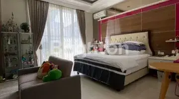 Gambar 3 Rumah Mewah di Santiago Rosa Pakuwon City Selangkah Dengan Pakuwon Mall