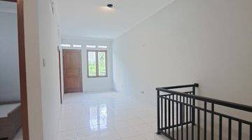 Gambar 3 Rumah Minimalis Semi Furnished Ada Balkon Di  Area Bintaro