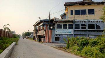 Gambar 3 Rumah Makan Pantai Sari Depan Laut