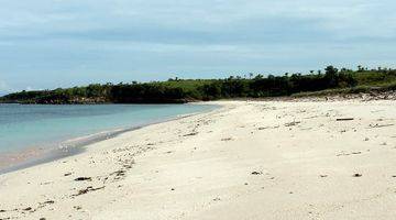 Gambar 2 Tanah Langsung Pantai Di Pantai Pink Jero Waru Lebar Pantai 65 Mtr. Pantai Sangat Bagus