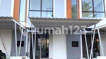 Gambar 1 Dijual rumah 2 lantai siap huni metland puri