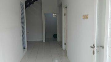 Gambar 2 Rumah 2 Lantai SHM 4 Kamar Mandi, Bintaro