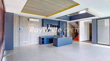 Gambar 1 Rumah Mewah Design Modern Tropical dalam Townhouse di Area Prime Cipete 