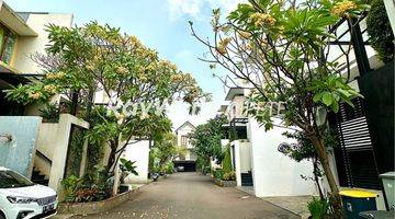 Gambar 1 Rumah Mewah Dalam Townhouse Ekslusif
Dengan Private Pool
di Area Cilandak Belakang Citos